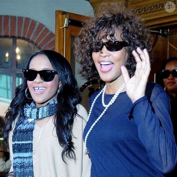 Whitney Houston et sa fille Bobbi Kristina Brown dans les rues de Beverly Hills, Los Angeles, le 9 février 2011