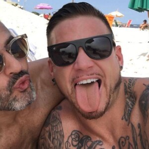 Marc Jacobs complice à la plage avec Char, au Brésil, le 11 avril 2016. Instagram