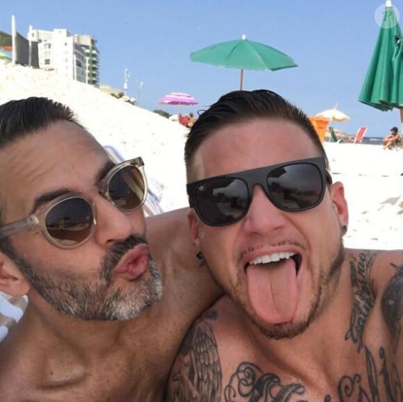 Marc Jacobs complice à la plage avec Char, au Brésil, le 11 avril 2016. Instagram