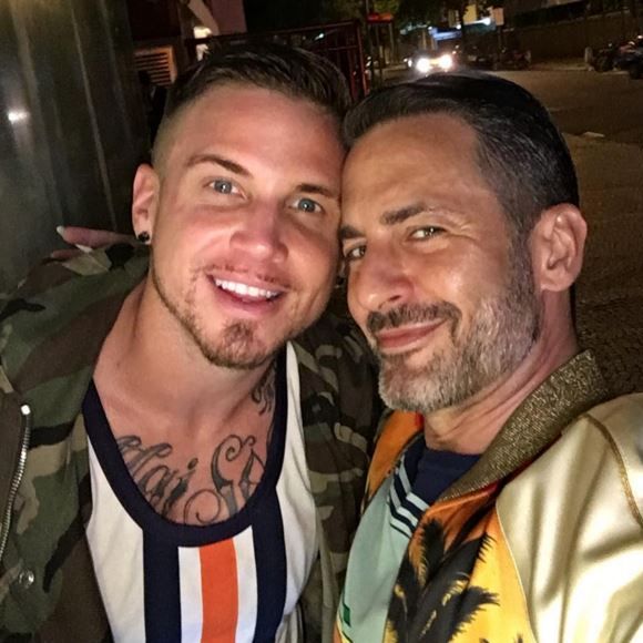 Marc Jacobs se rend au restaurant avec Char au Brésil, le 11 avril 2016