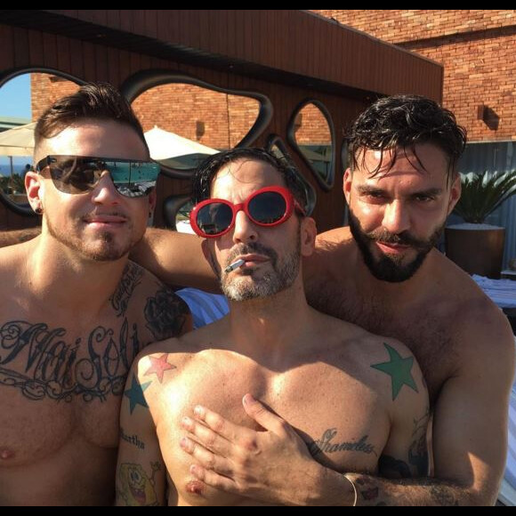 Marc Jacobs pose avec Char et Lorenzo, au Brésil. Avril 2016