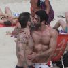 Marc Jacobs et Harry Louis en vacances sur une plage d'Ipanema à Rio de Janeiro, le 7 avril 2013.