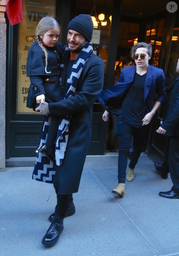 Victoria Beckham, son mari David Beckham et leurs enfants Brooklyn et Harper à la sortie du restaurant Balthazar à New York, le 14 février 2016.