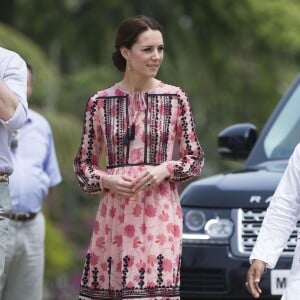 Kate Middleton, duchesse de Cambridge, s'est déchaussée et mise pieds nus lors de sa visite avec William du village de Panbari en Inde le 13 avril 2016, pour entrer dans une salle de prière.