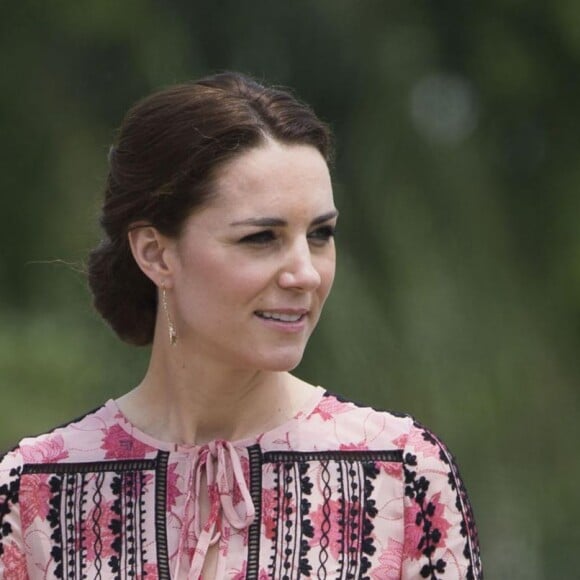 Kate Middleton, duchesse de Cambridge, s'est déchaussée et mise pieds nus lors de sa visite avec William du village de Panbari en Inde le 13 avril 2016, pour entrer dans une salle de prière.