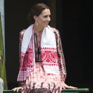 Kate Middleton, duchesse de Cambridge, s'est déchaussée et mise pieds nus lors de sa visite avec William du village de Panbari en Inde le 13 avril 2016, pour entrer dans une salle de prière.