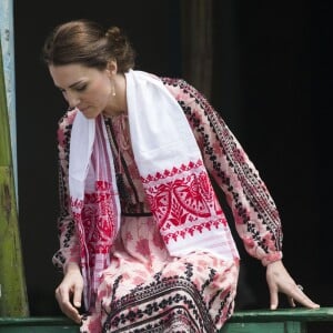 Kate Middleton, duchesse de Cambridge, s'est déchaussée et mise pieds nus lors de sa visite avec William du village de Panbari en Inde le 13 avril 2016, pour entrer dans une salle de prière.