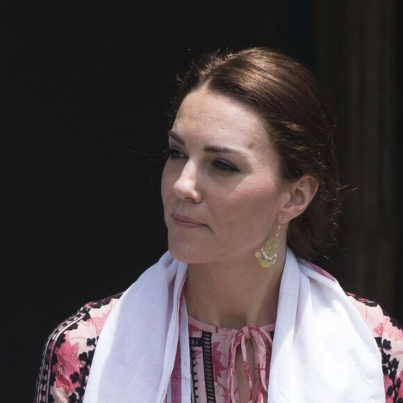 Kate Middleton, duchesse de Cambridge, s'est déchaussée et mise pieds nus lors de sa visite avec William du village de Panbari en Inde le 13 avril 2016, pour entrer dans une salle de prière.