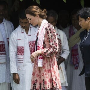 Kate Middleton, duchesse de Cambridge, s'est déchaussée et mise pieds nus lors de sa visite avec William du village de Panbari en Inde le 13 avril 2016, pour entrer dans une salle de prière.