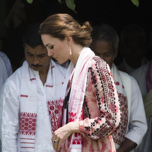 Kate Middleton, duchesse de Cambridge, s'est déchaussée et mise pieds nus lors de sa visite avec William du village de Panbari en Inde le 13 avril 2016, pour entrer dans une salle de prière.