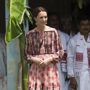 Kate Middleton, duchesse de Cambridge, s'est déchaussée et mise pieds nus lors de sa visite avec William du village de Panbari en Inde le 13 avril 2016, pour entrer dans une salle de prière.