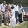 Kate Middleton, duchesse de Cambridge, s'est déchaussée et mise pieds nus lors de sa visite avec William du village de Panbari en Inde le 13 avril 2016, pour entrer dans une salle de prière.