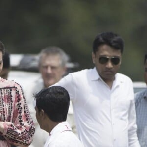 Kate Middleton, duchesse de Cambridge, s'est déchaussée et mise pieds nus lors de sa visite avec William du village de Panbari en Inde le 13 avril 2016, pour entrer dans une salle de prière.