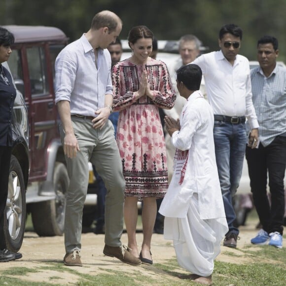 Kate Middleton, duchesse de Cambridge, s'est déchaussée et mise pieds nus lors de sa visite avec William du village de Panbari en Inde le 13 avril 2016, pour entrer dans une salle de prière.