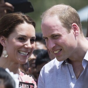 Kate Middleton, duchesse de Cambridge, s'est déchaussée et mise pieds nus lors de sa visite avec William du village de Panbari en Inde le 13 avril 2016, pour entrer dans une salle de prière.