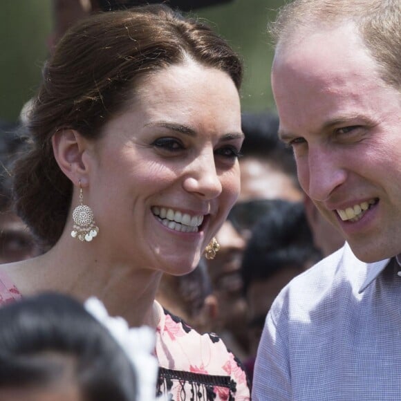 Kate Middleton, duchesse de Cambridge, s'est déchaussée et mise pieds nus lors de sa visite avec William du village de Panbari en Inde le 13 avril 2016, pour entrer dans une salle de prière.