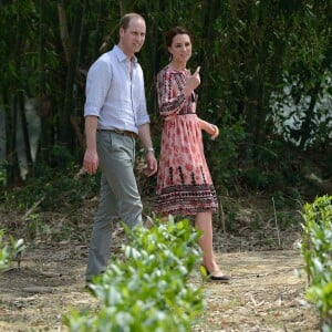 Kate Middleton, duchesse de Cambridge, s'est déchaussée et mise pieds nus lors de sa visite avec William du village de Panbari en Inde le 13 avril 2016, pour entrer dans une salle de prière.