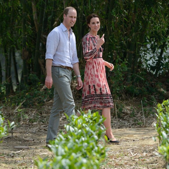 Kate Middleton, duchesse de Cambridge, s'est déchaussée et mise pieds nus lors de sa visite avec William du village de Panbari en Inde le 13 avril 2016, pour entrer dans une salle de prière.