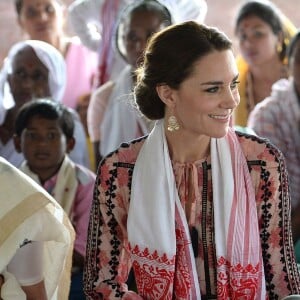 Kate Middleton, duchesse de Cambridge, s'est déchaussée et mise pieds nus lors de sa visite avec William du village de Panbari en Inde le 13 avril 2016, pour entrer dans une salle de prière.