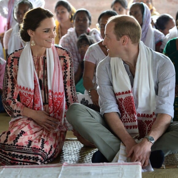 Kate Middleton, duchesse de Cambridge, s'est déchaussée et mise pieds nus lors de sa visite avec William du village de Panbari en Inde le 13 avril 2016, pour entrer dans une salle de prière.