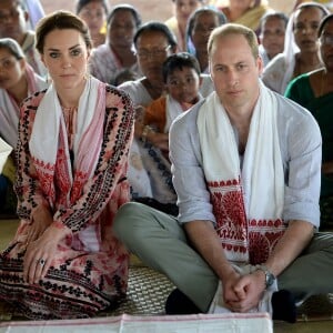 Kate Middleton, duchesse de Cambridge, s'est déchaussée et mise pieds nus lors de sa visite avec William du village de Panbari en Inde le 13 avril 2016, pour entrer dans une salle de prière.