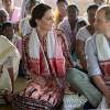 Kate Middleton, duchesse de Cambridge, s'est déchaussée et mise pieds nus lors de sa visite avec William du village de Panbari en Inde le 13 avril 2016, pour entrer dans une salle de prière.