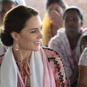 Kate Middleton, duchesse de Cambridge, s'est déchaussée et mise pieds nus lors de sa visite avec William du village de Panbari en Inde le 13 avril 2016, pour entrer dans une salle de prière.