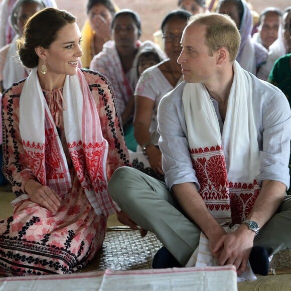 Kate Middleton, duchesse de Cambridge, s'est déchaussée et mise pieds nus lors de sa visite avec William du village de Panbari en Inde le 13 avril 2016, pour entrer dans une salle de prière.