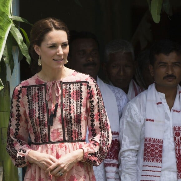 Kate Middleton, duchesse de Cambridge, s'est déchaussée et mise pieds nus lors de sa visite avec William du village de Panbari en Inde le 13 avril 2016, pour entrer dans une salle de prière.