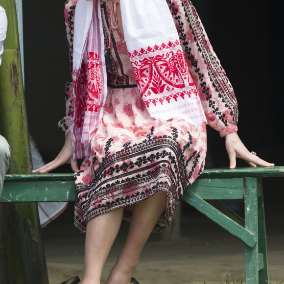 Kate Middleton, duchesse de Cambridge, s'est déchaussée et mise pieds nus lors de sa visite avec William du village de Panbari en Inde le 13 avril 2016, pour entrer dans une salle de prière.