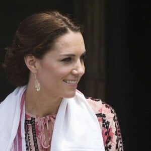 Kate Middleton, duchesse de Cambridge, s'est déchaussée et mise pieds nus lors de sa visite avec William du village de Panbari en Inde le 13 avril 2016, pour entrer dans une salle de prière.