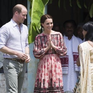 Kate Middleton, duchesse de Cambridge, s'est déchaussée et mise pieds nus lors de sa visite avec William du village de Panbari en Inde le 13 avril 2016, pour entrer dans une salle de prière.