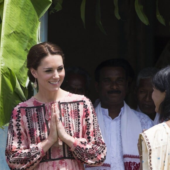 Kate Middleton, duchesse de Cambridge, s'est déchaussée et mise pieds nus lors de sa visite avec William du village de Panbari en Inde le 13 avril 2016, pour entrer dans une salle de prière.