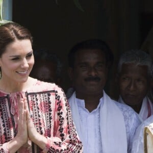 Kate Middleton, duchesse de Cambridge, s'est déchaussée et mise pieds nus lors de sa visite avec William du village de Panbari en Inde le 13 avril 2016, pour entrer dans une salle de prière.