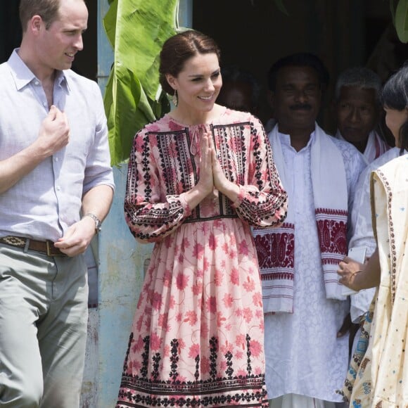 Kate Middleton, duchesse de Cambridge, s'est déchaussée et mise pieds nus lors de sa visite avec William du village de Panbari en Inde le 13 avril 2016, pour entrer dans une salle de prière.