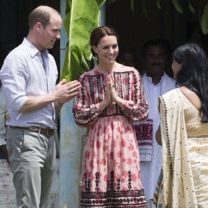 Kate Middleton, duchesse de Cambridge, s'est déchaussée et mise pieds nus lors de sa visite avec William du village de Panbari en Inde le 13 avril 2016, pour entrer dans une salle de prière.