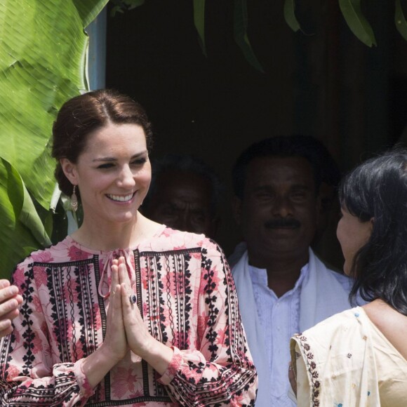 Kate Middleton, duchesse de Cambridge, s'est déchaussée et mise pieds nus lors de sa visite avec William du village de Panbari en Inde le 13 avril 2016, pour entrer dans une salle de prière.