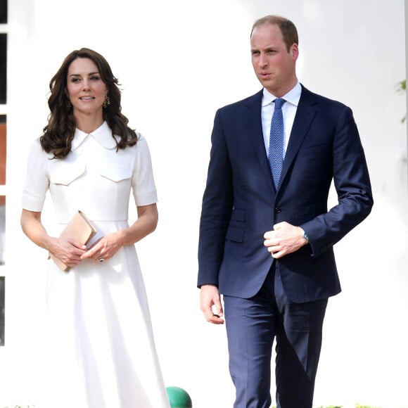 Kate Middleton, duchesse de Cambridge, a dû se déchausser pour arpenter pieds nus le jardin de Gandhi au musée (Gandhi Smriti) qui lui est dédié à New Delhi et où se trouve le mémorial érigé à l'endroit de son assassinat, le 11 avril 2016 dans le cadre de sa tournée royale en Inde avec le prince William.