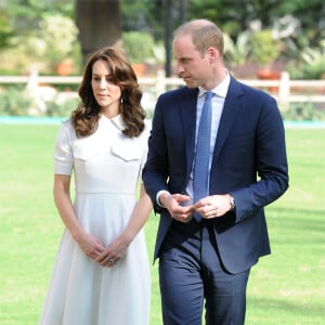 Kate Middleton, duchesse de Cambridge, a dû se déchausser pour arpenter pieds nus le jardin de Gandhi au musée (Gandhi Smriti) qui lui est dédié à New Delhi et où se trouve le mémorial érigé à l'endroit de son assassinat, le 11 avril 2016 dans le cadre de sa tournée royale en Inde avec le prince William.