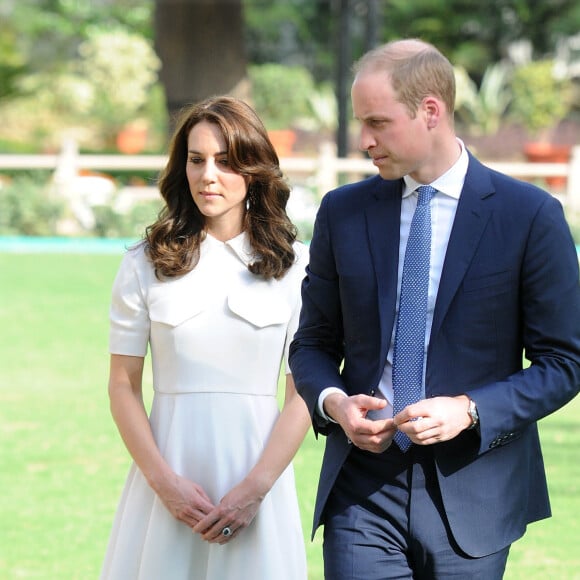 Kate Middleton, duchesse de Cambridge, a dû se déchausser pour arpenter pieds nus le jardin de Gandhi au musée (Gandhi Smriti) qui lui est dédié à New Delhi et où se trouve le mémorial érigé à l'endroit de son assassinat, le 11 avril 2016 dans le cadre de sa tournée royale en Inde avec le prince William.