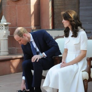 Kate Middleton, duchesse de Cambridge, a dû se déchausser pour arpenter pieds nus le jardin de Gandhi au musée (Gandhi Smriti) qui lui est dédié à New Delhi et où se trouve le mémorial érigé à l'endroit de son assassinat, le 11 avril 2016 dans le cadre de sa tournée royale en Inde avec le prince William.