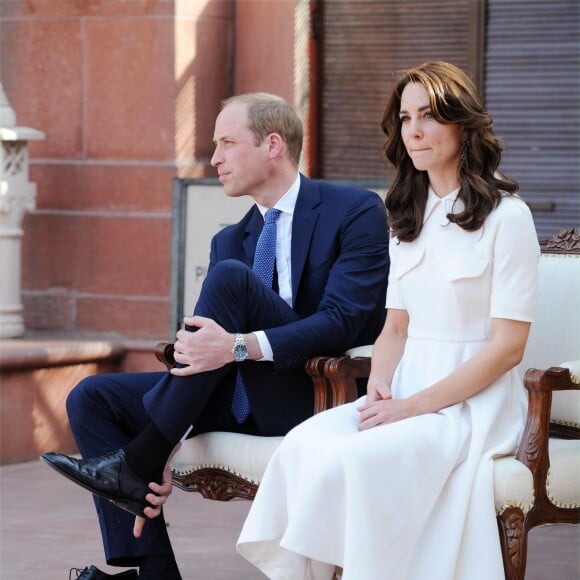 Kate Middleton, duchesse de Cambridge, a dû se déchausser pour arpenter pieds nus le jardin de Gandhi au musée (Gandhi Smriti) qui lui est dédié à New Delhi et où se trouve le mémorial érigé à l'endroit de son assassinat, le 11 avril 2016 dans le cadre de sa tournée royale en Inde avec le prince William.