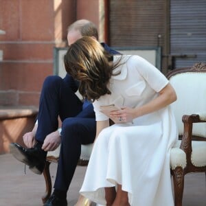 Kate Middleton, duchesse de Cambridge, a dû se déchausser pour arpenter pieds nus le jardin de Gandhi au musée (Gandhi Smriti) qui lui est dédié à New Delhi et où se trouve le mémorial érigé à l'endroit de son assassinat, le 11 avril 2016 dans le cadre de sa tournée royale en Inde avec le prince William.