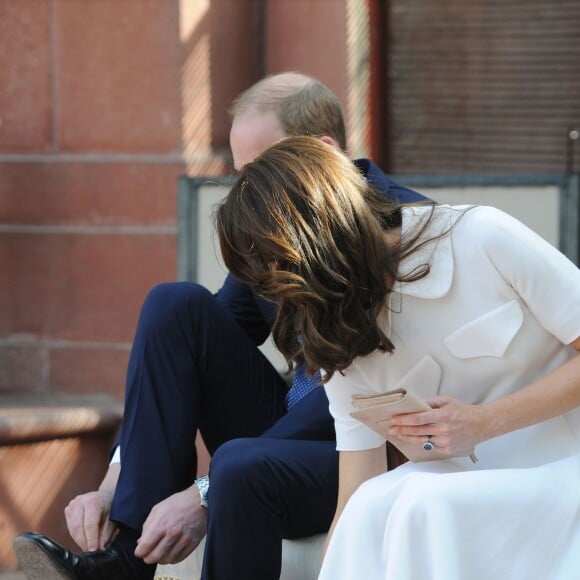 Kate Middleton, duchesse de Cambridge, a dû se déchausser pour arpenter pieds nus le jardin de Gandhi au musée (Gandhi Smriti) qui lui est dédié à New Delhi et où se trouve le mémorial érigé à l'endroit de son assassinat, le 11 avril 2016 dans le cadre de sa tournée royale en Inde avec le prince William.