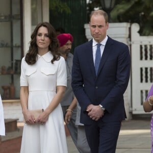 Kate Middleton, duchesse de Cambridge, a dû se déchausser pour arpenter pieds nus le jardin de Gandhi au musée (Gandhi Smriti) qui lui est dédié à New Delhi et où se trouve le mémorial érigé à l'endroit de son assassinat, le 11 avril 2016 dans le cadre de sa tournée royale en Inde avec le prince William.