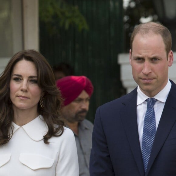 Kate Middleton, duchesse de Cambridge, a dû se déchausser pour arpenter pieds nus le jardin de Gandhi au musée (Gandhi Smriti) qui lui est dédié à New Delhi et où se trouve le mémorial érigé à l'endroit de son assassinat, le 11 avril 2016 dans le cadre de sa tournée royale en Inde avec le prince William.