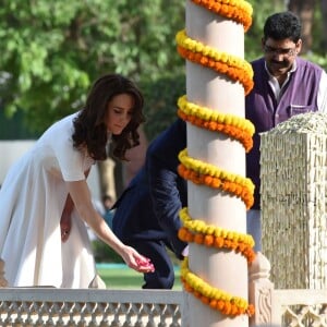 Kate Middleton, duchesse de Cambridge, a dû se déchausser pour arpenter pieds nus le jardin de Gandhi au musée (Gandhi Smriti) qui lui est dédié à New Delhi et où se trouve le mémorial érigé à l'endroit de son assassinat, le 11 avril 2016 dans le cadre de sa tournée royale en Inde avec le prince William.