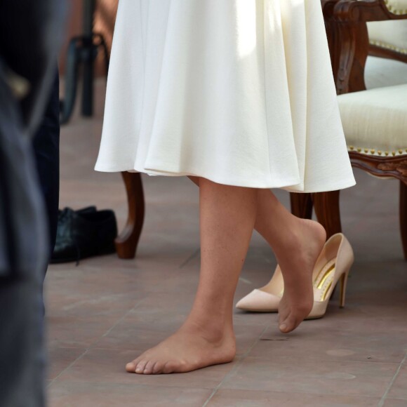 Abîmés, les pieds de la duchesse Catherine ont focalisé l'attention... Kate Middleton, duchesse de Cambridge, a dû se déchausser pour arpenter pieds nus le jardin de Gandhi au musée (Gandhi Smriti) qui lui est dédié à New Delhi et où se trouve le mémorial érigé à l'endroit de son assassinat, le 11 avril 2016 dans le cadre de sa tournée royale en Inde avec le prince William.