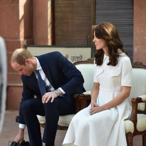 Kate Middleton, duchesse de Cambridge, a dû se déchausser pour arpenter pieds nus le jardin de Gandhi au musée (Gandhi Smriti) qui lui est dédié à New Delhi et où se trouve le mémorial érigé à l'endroit de son assassinat, le 11 avril 2016 dans le cadre de sa tournée royale en Inde avec le prince William.