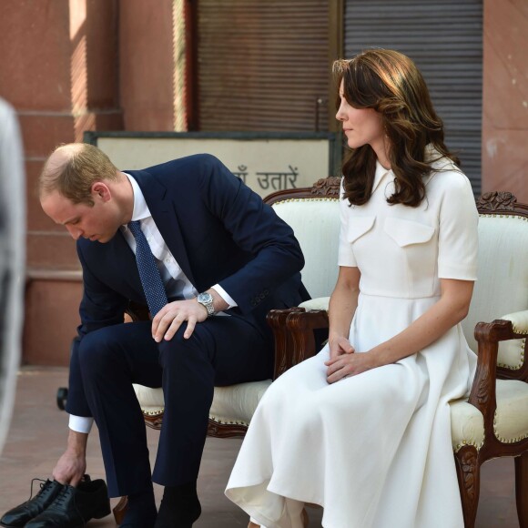 Kate Middleton, duchesse de Cambridge, a dû se déchausser pour arpenter pieds nus le jardin de Gandhi au musée (Gandhi Smriti) qui lui est dédié à New Delhi et où se trouve le mémorial érigé à l'endroit de son assassinat, le 11 avril 2016 dans le cadre de sa tournée royale en Inde avec le prince William.